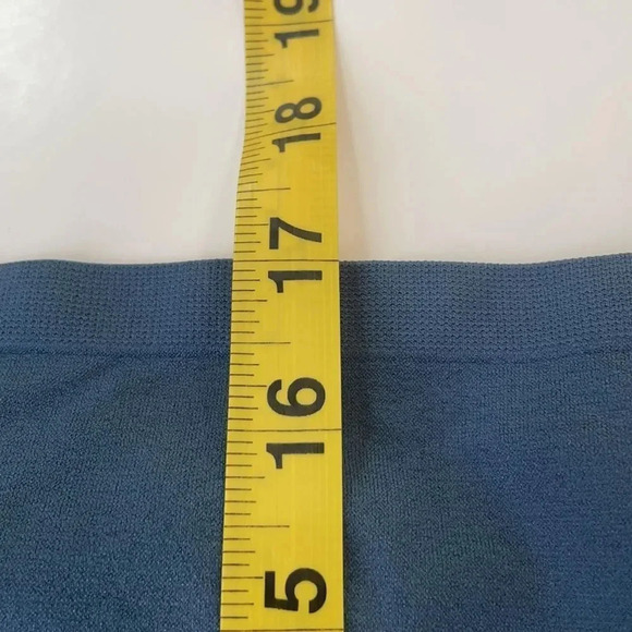 Levi’s signature maternity jean shorts, over the belly. Cuffed. Size small - Picture 6 of 11